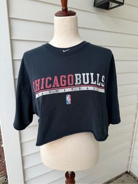 Vintage 90s Nike Center Swoosh Chicago Bulls
Cropped Tee Faded Size L